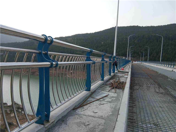 台州不锈钢桥梁护栏的特点及其在桥梁安全中的重要作用