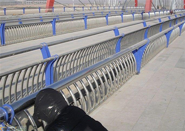台州不锈钢复合管护栏一种安全而耐用的防护解决方案